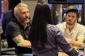 «Не играли по-крупному»: Овечкина в компании одноклубников заметили в казино с пивом
