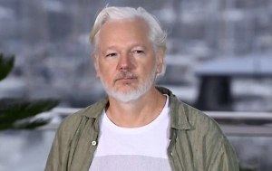 Ассанж появился в Каннах в майке с именами пяти тысяч убитых палестинских детей