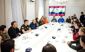 Путину в Курске подарили каталог со всеми осквернёнными и снесёнными памятниками