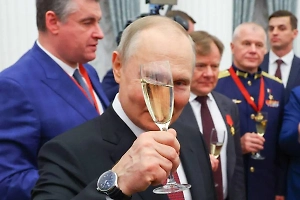 Путин пообщался с награждёнными в Кремле и поднял тост за их здоровье