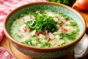 «Полноценный приём пищи»: Россиянам предложили рецепт полезной окрошки