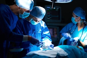 Британка лишилась 13 органов после загадочного отравления на ужине с коллегами