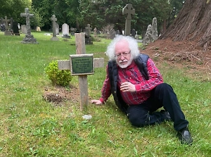 «Сходил на могилу... Увы»: Венедиктов* показал заброшенное захоронение Березовского