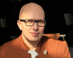 Когда человек хочет «воскресить» кого-то — это не про магию. Это про внутренний запрос. Часто — на понимание, силу, мудрость или поддержку, которую мы связываем с образом этого человека. Такие желания могут говорить о наших скрытых потребностях, надеждах, страхах, о том, что внутри нас ищет опору. Если опрос сделать более глубоким, то исследователи выявили бы, что люди, называя знаменитость, чаще всего опираются на фигуру того близкого человека, которого им наиболее не хватает.