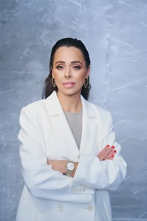 Когда человек стесняется своей улыбки, ему сложнее быть открытым, уверенным и спокойным. Постоянное недовольство своей внешностью запускает целую цепочку: снижение самооценки → тревожность → социальная изоляция → депрессивные состояния. А если прикус ещё сопровождается болями в шее и голове, то эмоциональное истощение настигает особенно быстро. Так что иногда правильный ортодонтический план лечения — это не только о ровных зубах, но и о возвращении радости жизни.