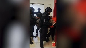 В Петербурге дерзкая компания напала на гаишников, прервавших их пьяный заезд 