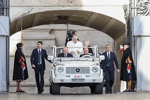 Автомобиль покойного папы римского станет медпунктом для детей в Газе