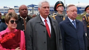 Президент Кубы возложил цветы на Пискарёвском кладбище в Петербурге