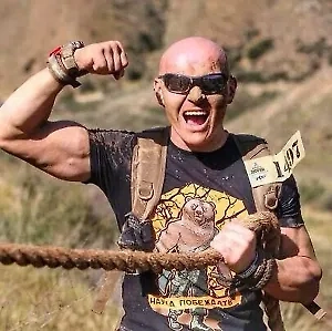 Всё зависит от ситуации, но в случае пожара нужно как можно быстрее покидать помещение потому, что люди на пожаре погибают часто не от самого огня, а от дыма, ядовитого и токсичного. Дым проникает в самые разные щели, и люди просто умирают. А огонь уже потом приходит. Чем быстрее люди покинут помещение, тем больше шансов, что они останутся живы-здоровы. И их имущество ценное тоже останется в сохранности. Если же люди просто выбегают, а пожар проник в их квартиру, то, к сожалению, обычно всё сгорает. Пожар не щадит никого и ничего. Очень много пластика, химии, элементов мебели, ремонтов. Всё это горит с очень высокой температурой. И я, когда приезжал на выезды по пожарам, я помню, насколько ужасно всё это выглядит, когда у хозяев не остаётся ничего. Поэтому первым делом хватаем аварийный рюкзак, а затем убегаем.