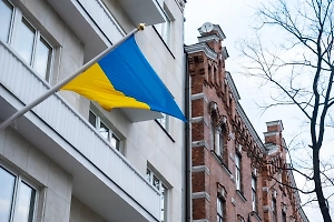 В Польше в пятый раз за год сорвали флаг с консульства Украины