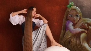 Настоящая Рапунцель живёт в России: школьница установила рекорд по длине волос, и это надо видеть