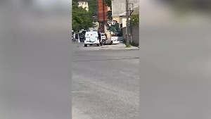 Отобрали автомат и отпинали: Жители Махачкалы дали отпор напавшим на полицейских