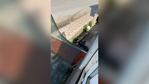 Life.ru публикует кадры смертельной схватки полицейского и боевика с ножом в Махачкале