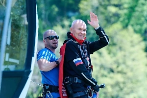 80 банджи-прыжков: Пожилой экстремал отметил юбилей Победы впечатляющим достижением