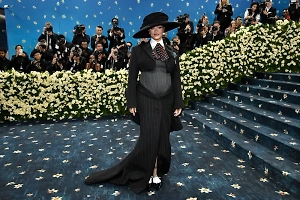 37-летняя певица Рианна рассекретила третью беременность на Met Gala