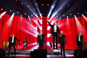 В ООН сотни человек стоя спели «День Победы» вместе с «Хором Турецкого»