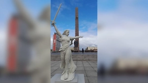 В Петербурге разгорелся скандал из-за копии памятника «Родина-мать» в тапочках