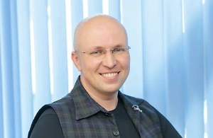 Со стороны кажется, что Тимати нравится жить в фазе влюблённости, не переходить в стадию зрелого партнёрства. Поэтому дети появляются, а браков — нет. Для публичной персоны брак — это финальная точка, ведь именно свадьба — это кульминация любой сказки. А дальше скучное «жили долго и счастливо», которое никому не интересно, и если в него погрузиться, то придётся черпать внимание, обижаясь на пустом месте. Вспомните, как себя вела Анастасия Волочкова на свадьбе дочери, когда поняла, что это уже не её публика.