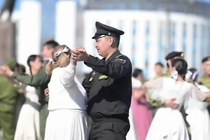 Завораживающая красота: Свыше 11 тысяч якутян закружились в Вальсе Победы
