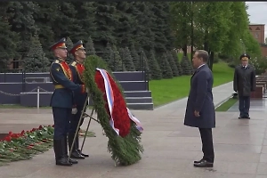 Медведев возложил венок к Могиле Неизвестного Солдата  у стен Кремля