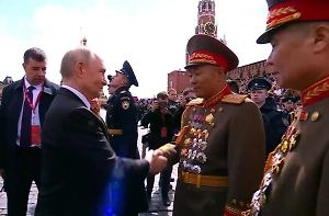 Путин обнял северокорейского военного, участвовавшего в освобождении Курской области