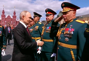 Путин лично пожал руки командирам парадных расчётов