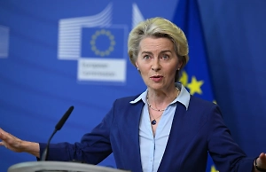 Урсула фон дер Ляйен в Люксембурге наткнулась на акцию с песней «День Победы»