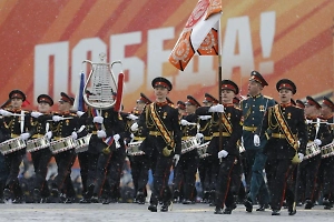 Задержка рейса не помешала россиянам отметить День Победы в аэропорту Антальи