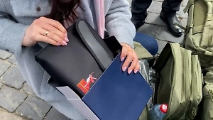 Зрители Парада Победы показали видео распаковки подарочных рюкзаков