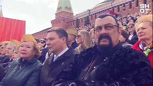 Стивен Сигал замечен на трибуне Парада Победы в Москве