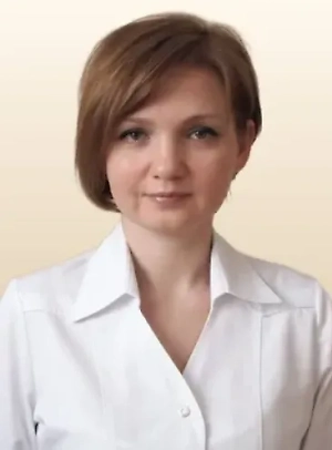 При укусе змеи не нужно пытаться поймать её или убить: змея может укусить повторно. Вместо этого нужно постараться успокоиться. Из-за стресса яд по организму будет распространяться быстрее. Затем снять кольца и браслеты, расстегнуть тесную одежду, обязательно ограничить движения укушенной конечности. Любые попытки двигаться лишь ускорят всасывание яда.