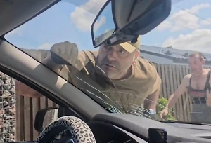 Загнал в авто и разбил стекло: Размахивавший пистолетом солист Мариинки  напал на журналистов