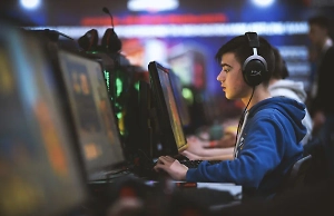 Школьники больше не смогут играть в эротическую компьютерную игру с голыми секс-рабынями