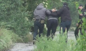 Появилось видео задержания агента СБУ при закладке бомбы С-4 под авто российского чиновника