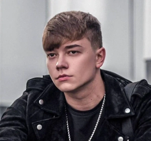 Желание можно «вплести» в венок из полевых трав и цветов — думайте о том, чего вам хочется больше всего, пока будете собирать травы и плести венок. Этот венок стоит носить целый день, а после — сжечь в костре. Если носить венок нет возможности, можно обойтись небольшим букетиком, который надо перевязать золотой (для богатства) или алой (для любви) лентой, приколоть к платью или положить в сумочку.