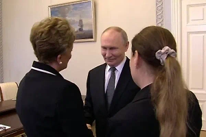 Путин поздравил Роуссефф с переизбранием на должность председателя банка БРИКС