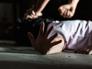 Раздели догола и порезали ножом: В Екатеринбурге подростки жестоко избили школьницу