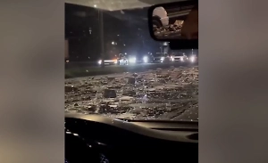 На трассе в Казани перевернулась фура с пивом и местные бросились на «спасение» бутылок
