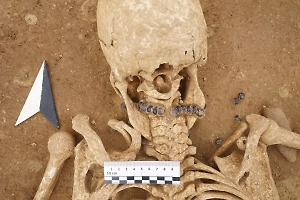 Женщину с девочкой на коленях раскопали в древней могиле в Германии