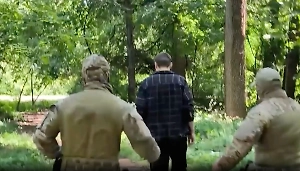 Появилось видео, как ФСБ уложила террориста из Новороссийска на землю у лесного схрона с бомбой