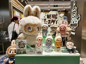 Фигурку Лабубу с человеческий рост продали на аукционе за $150 тысяч