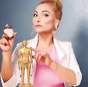 Общественный транспорт, такой как метро, является местом массового скопления людей, что увеличивает риск передачи инфекций. В таких условиях возможна передача бактерий, вирусов и простейших через бытовой контакт. На сиденьях и поручнях могут находиться чесоточные клещи, стафилококки, демодекс. Контакт голых ног с сиденьем повышает риск микротравм и проникновения патогенов. Это может привести к фолликулиту, экземе или более серьёзным инфекциям. В условиях повышенной влажности и температуры размножаются грибки дерматофиты, вызывающие грибковые заболевания кожи и ногтей.