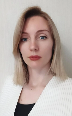 Чтобы защититься от инфекции, следует проводить достаточную термическую обработку мяса. Стейки важно прожаривать как минимум до средней степени готовности — medium. Фрукты и овощи рекомендуется тщательно мыть под проточной водой. Также стоит отказаться от потенциально опасных продуктов: сырого молока, мягких сыров, сырой рыбы и готовых салатов из магазина. Особое внимание следует уделить хранению: сырое мясо и рыбу нужно держать отдельно в закрытых контейнерах, чтобы избежать перекрёстного загрязнения.