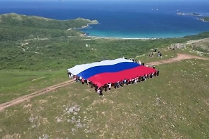 «Большая страна — большие возможности»: Молодежь со всего мира развернула огромный триколор в Приморье