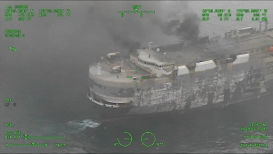 Автовоз с тремя тысячами машин и электрокаров уже неделю горит в Тихом океане 