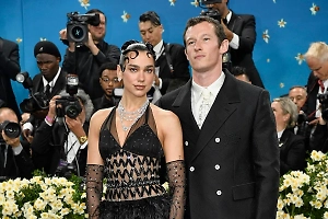 Дуа Липа подтвердила помолвку с актёром сериала «Война и мир»