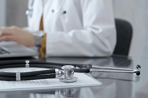 Выпускников медвузов захотели лишить права работать без трёх лет стажа в госклиниках
