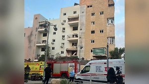 В Беэр-Шеве ракета попала в жилой дом, пострадали девять человек