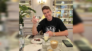 Организатором флешмоба домогательств в центре Москвы оказался «гуру секса» Алекс Лесли