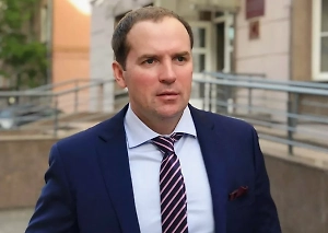 В российском УК отсутствует статья «сексуальное домогательство» как отдельное преступление. Однако действия, когда осуществляется физическое принуждение к сексу, могут подпадать под ст. 132 или ст. 133 УК РФ. Действия организатора целенаправленного тренинга с сомнительными заданиями могут подпадать под уголовную ответственность за организацию, соучастие и вовлечение. Всё зависит от обстоятельств. 